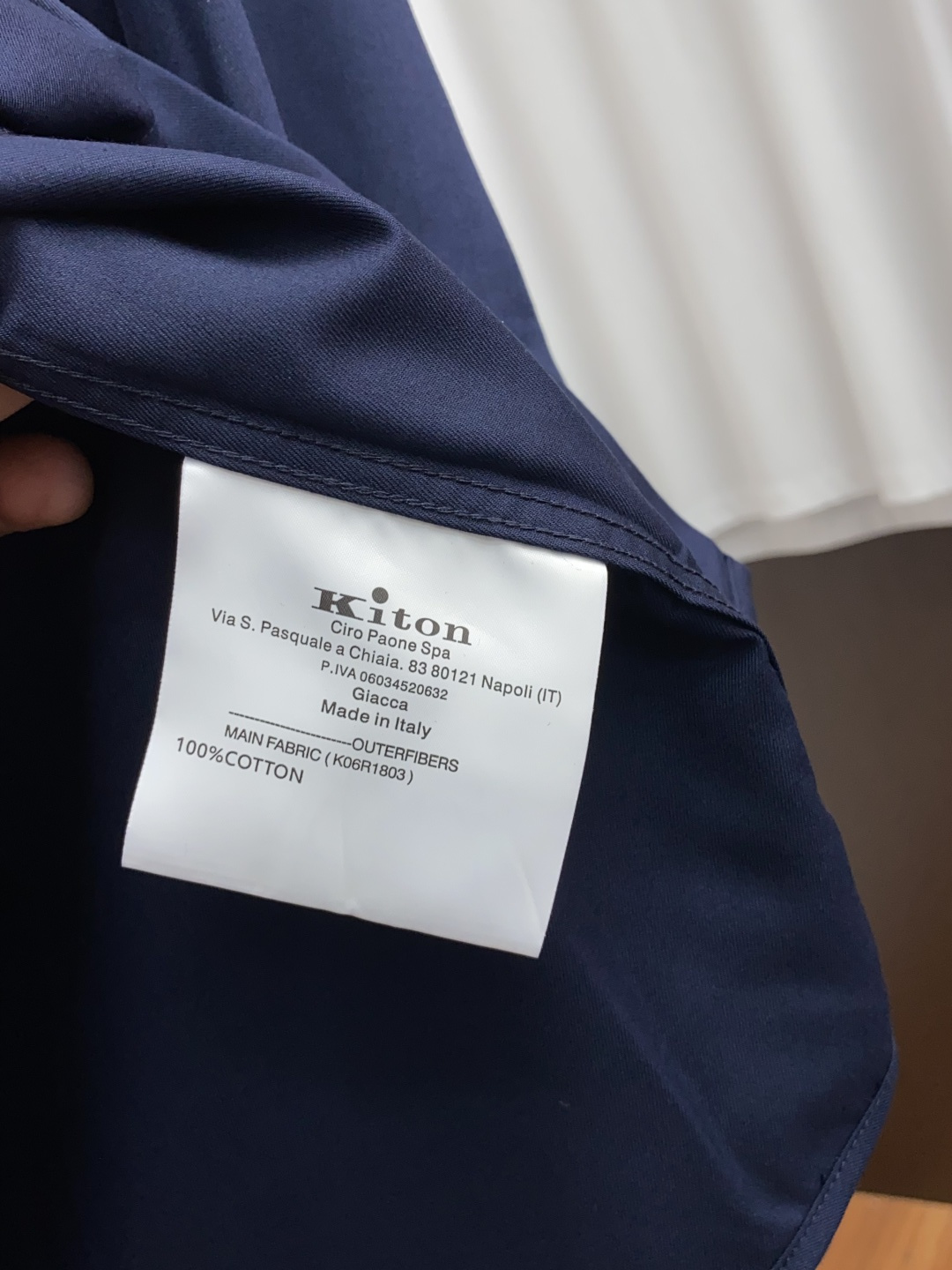  kiton 男士商务休闲格子长袖衬衫.官方同步系列！颇具意大利典型风格的时装，在面料选取和工艺方面都相