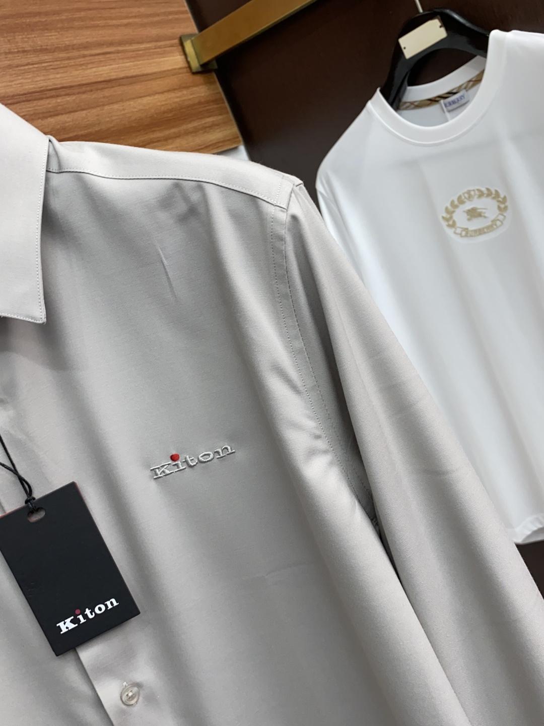  kiton 男士商务休闲格子长袖衬衫.官方同步系列！颇具意大利典型风格的时装，在面料选取和工艺方面都相