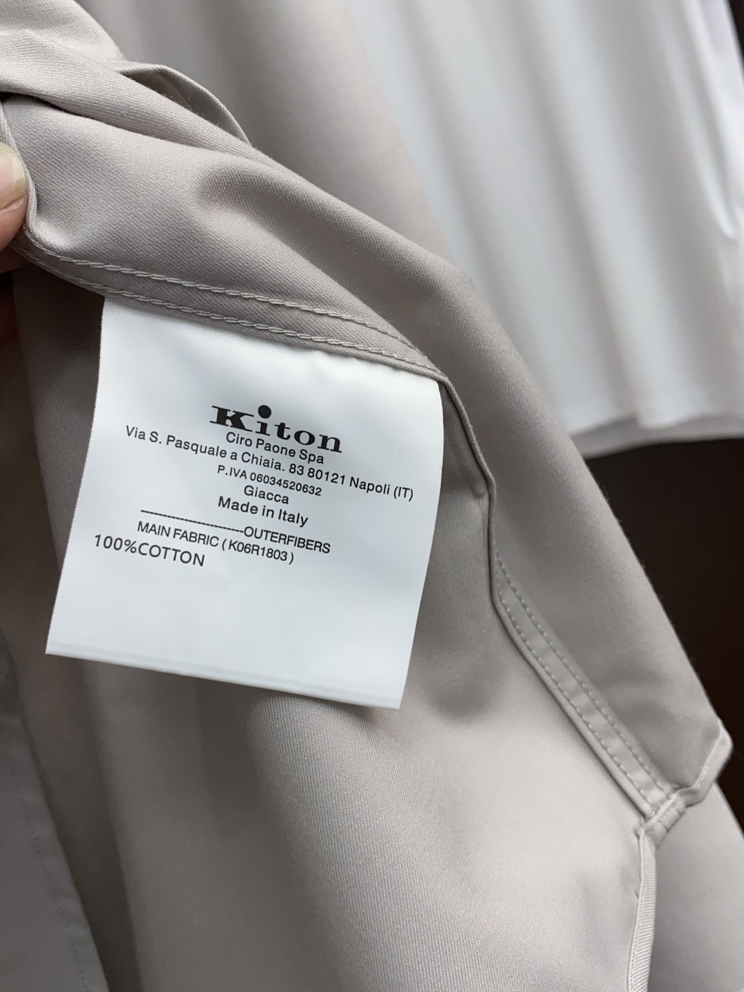  kiton 男士商务休闲格子长袖衬衫.官方同步系列！颇具意大利典型风格的时装，在面料选取和工艺方面都相