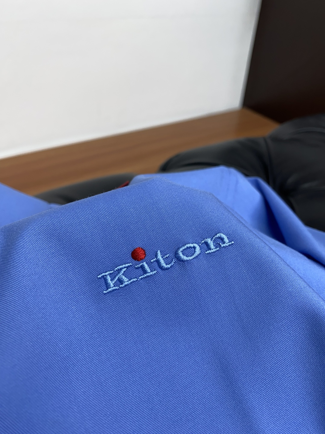 kiton 男士商务休闲格子长袖衬衫.官方同步系列！颇具意大利典型风格的时装，在面料选取和工艺方面都相当