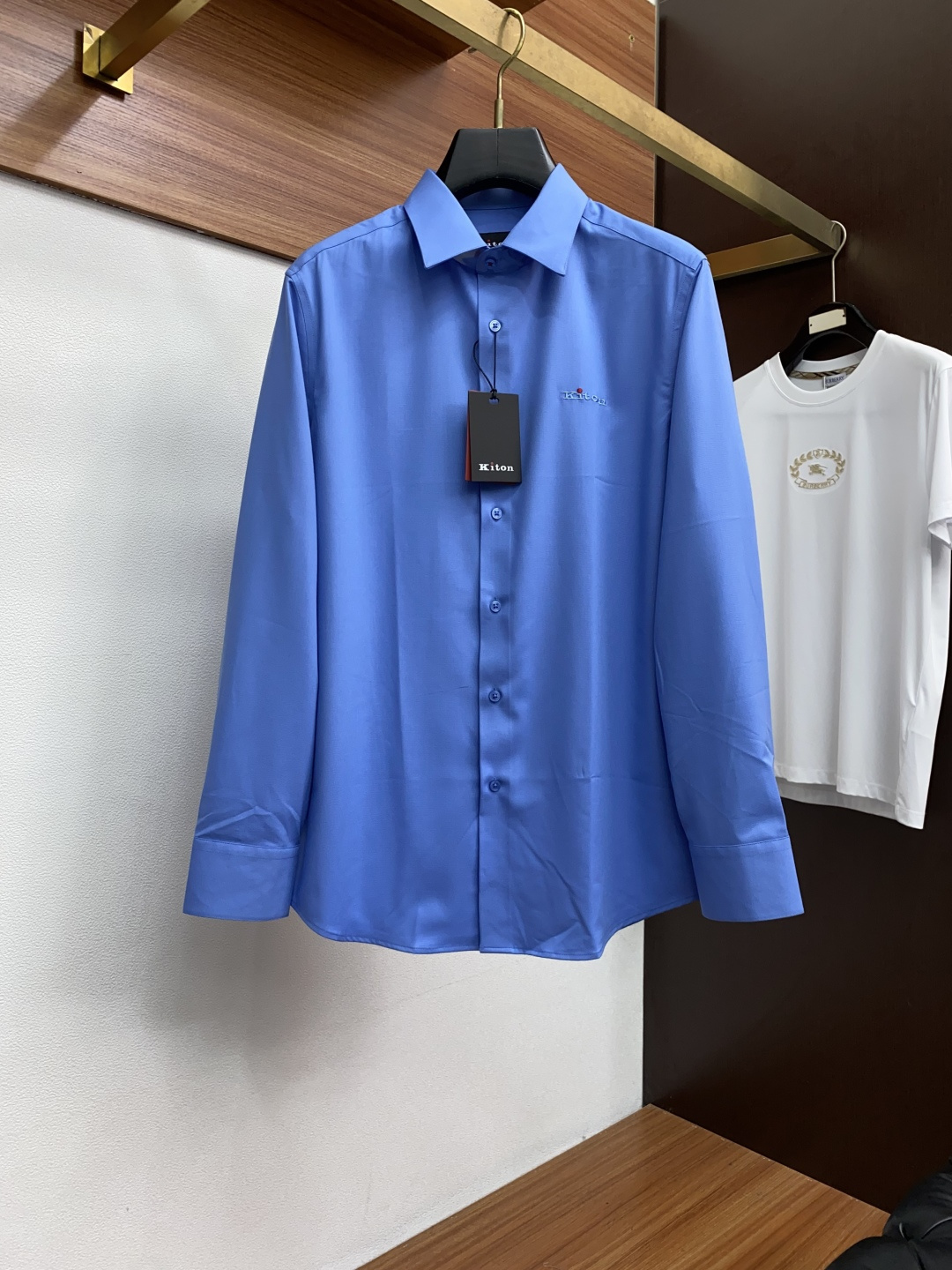 kiton 男士商务休闲格子长袖衬衫.官方同步系列！颇具意大利典型风格的时装，在面料选取和工艺方面都相当