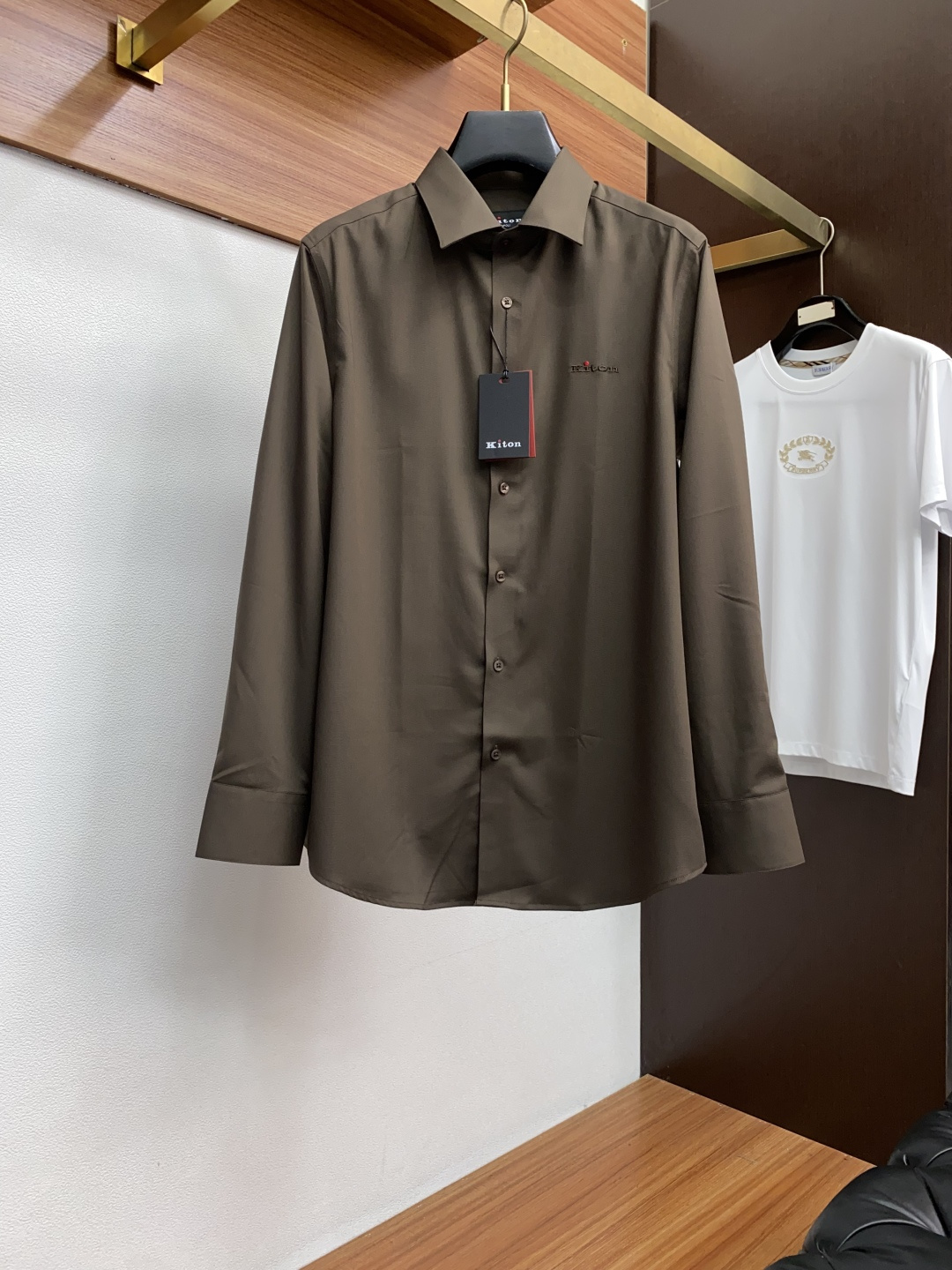  kiton 男士商务休闲格子长袖衬衫.官方同步系列！颇具意大利典型风格的时装，在面料选取和工艺方面都相