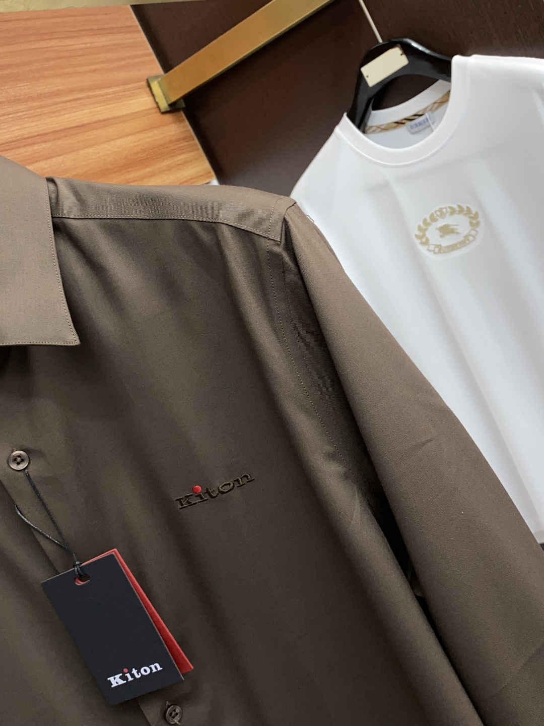  kiton 男士商务休闲格子长袖衬衫.官方同步系列！颇具意大利典型风格的时装，在面料选取和工艺方面都相