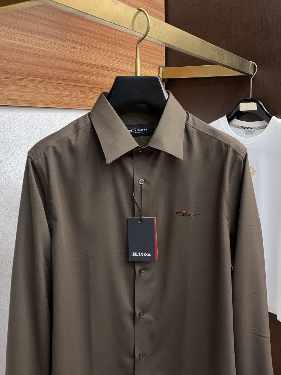  kiton 男士商务休闲格子长袖衬衫.官方同步系列！颇具意大利典型风格的时装，在面料选取和工艺方面都相