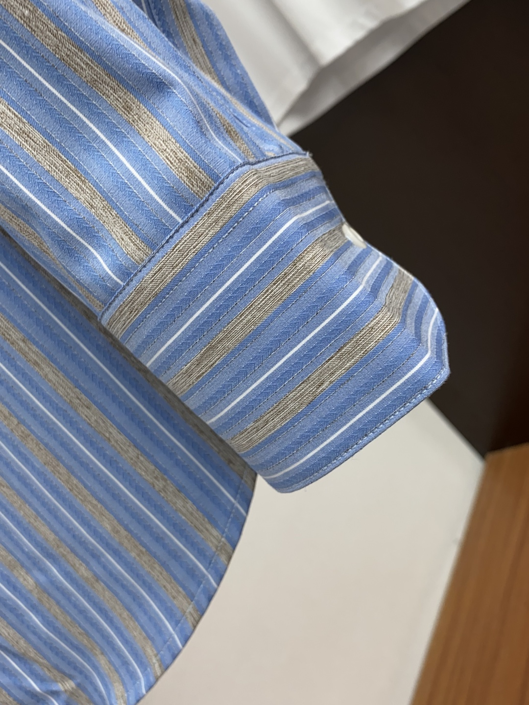  BC 男士商务休闲格子长袖衬衫.官方同步系列！颇具意大利典型风格的时装，在面料选取和工艺方面都相当考究