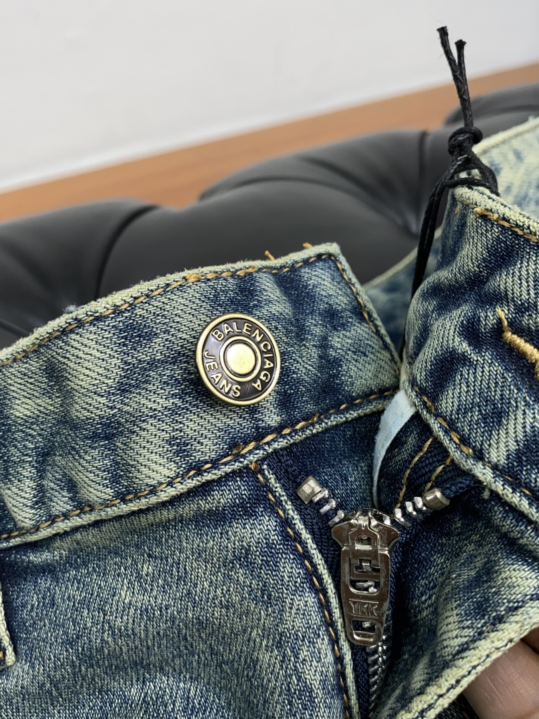  巴黎世家 25男士牛仔裤原厂原布原洗水！进口原版水洗弹力面料，复杂的手工艺叠加，任何一个洗水环节多停留