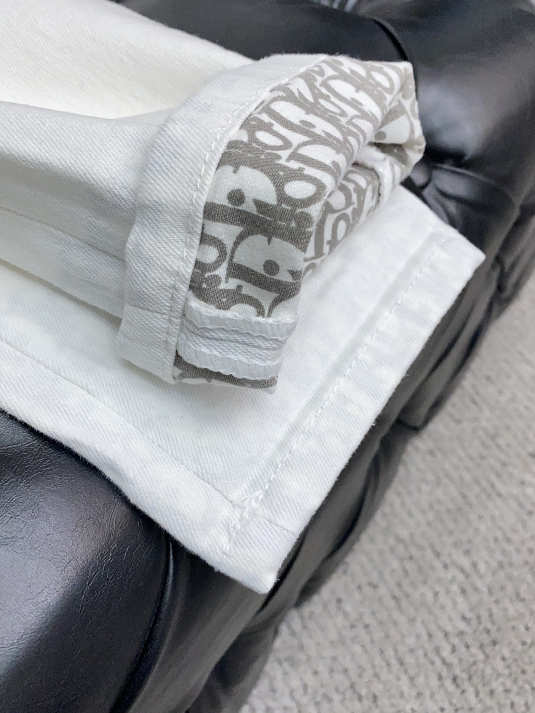 迪奥 25男士牛仔裤原厂原布原洗水！进口原版水洗弹力面料，复杂的手工艺叠加，任何一个洗水环节多停留几秒都