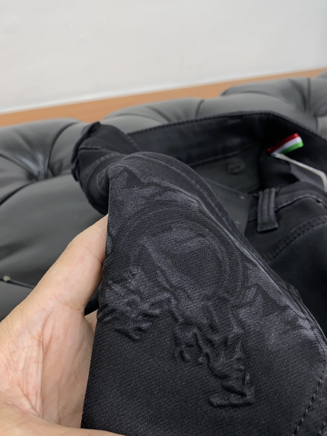  蒙口 25年秋冬新款休闲牛仔裤裤 干净利落剪裁，都市风十足 采用精纺面料手感软糯干爽，上身效果挺括有型