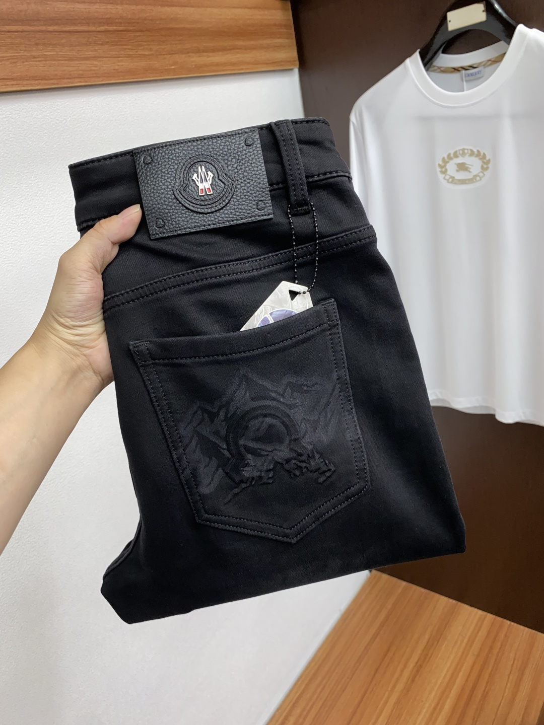  蒙口 25年秋冬新款休闲牛仔裤裤 干净利落剪裁，都市风十足 采用精纺面料手感软糯干爽，上身效果挺括有型