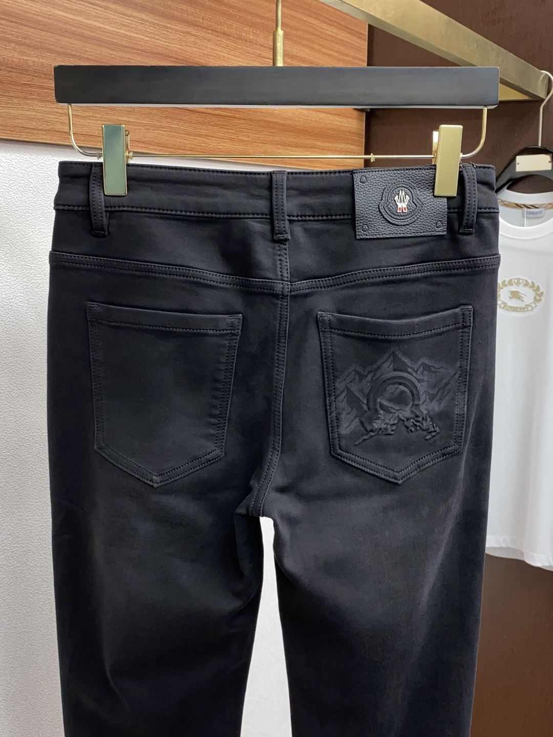  蒙口 25年秋冬新款休闲牛仔裤裤 干净利落剪裁，都市风十足 采用精纺面料手感软糯干爽，上身效果挺括有型