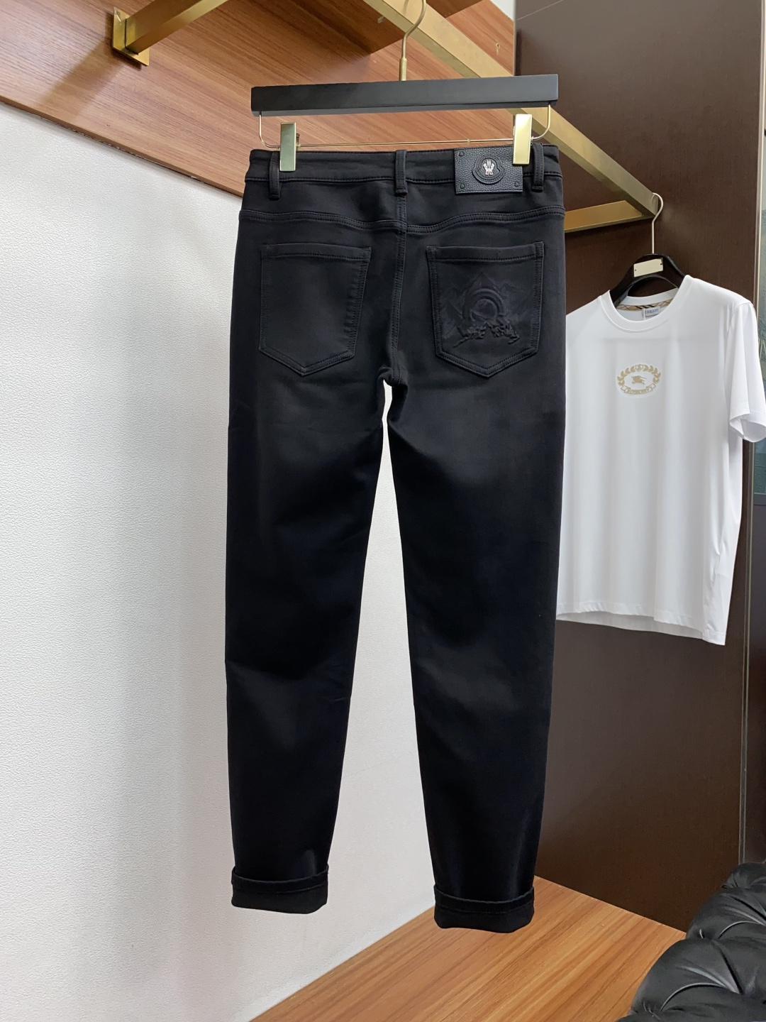  蒙口 25年秋冬新款休闲牛仔裤裤 干净利落剪裁，都市风十足 采用精纺面料手感软糯干爽，上身效果挺括有型