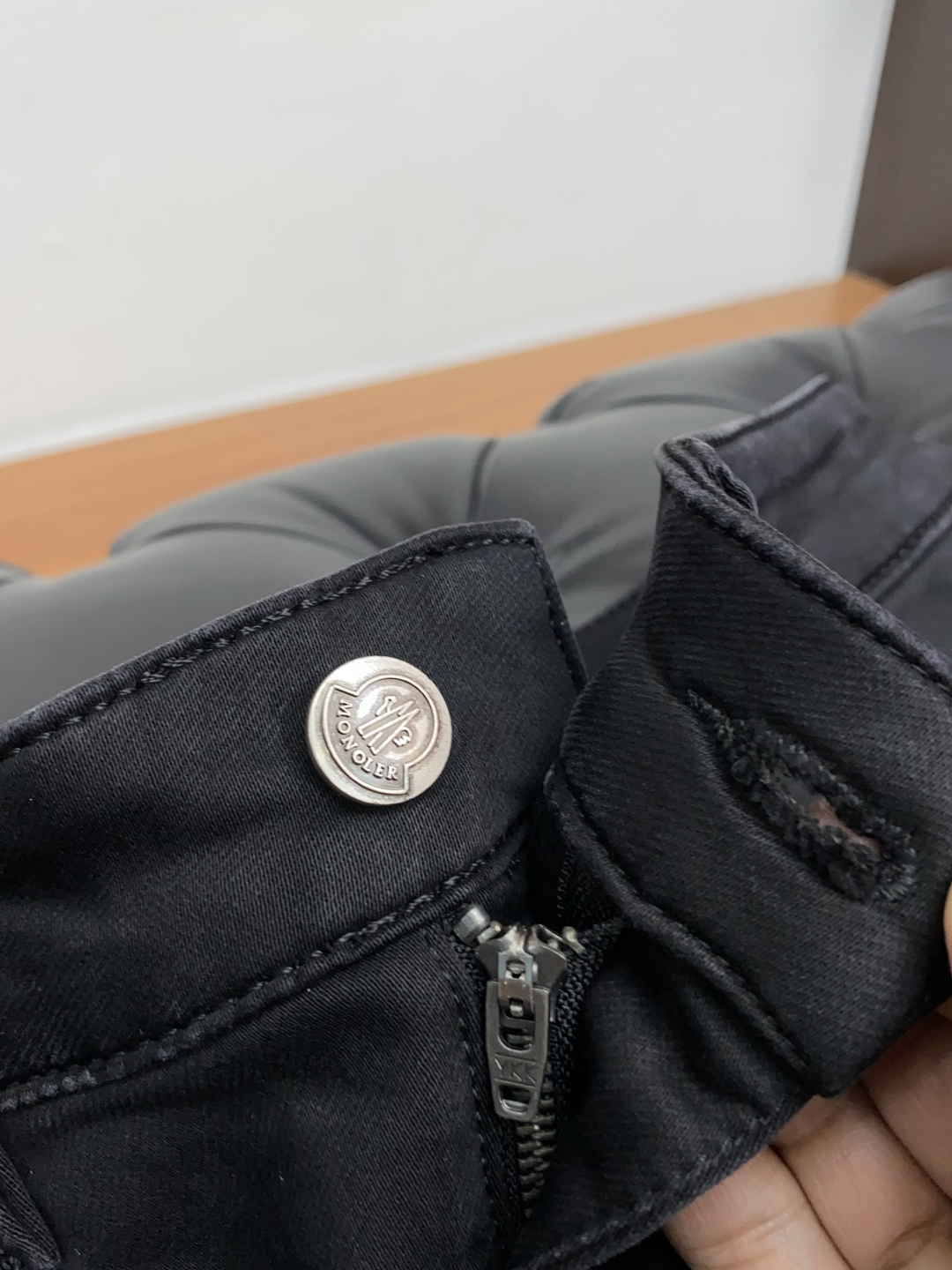  蒙口 25年秋冬新款休闲牛仔裤裤 干净利落剪裁，都市风十足 采用精纺面料手感软糯干爽，上身效果挺括有型