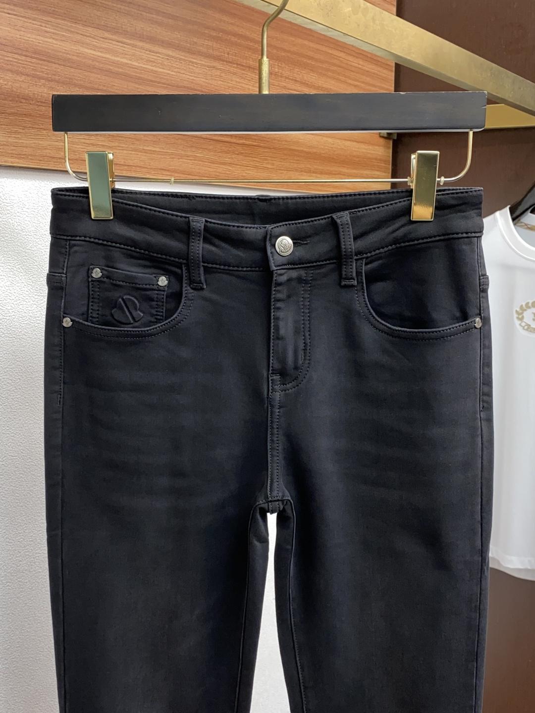  蒙口 25年秋冬新款休闲牛仔裤裤 干净利落剪裁，都市风十足 采用精纺面料手感软糯干爽，上身效果挺括有型