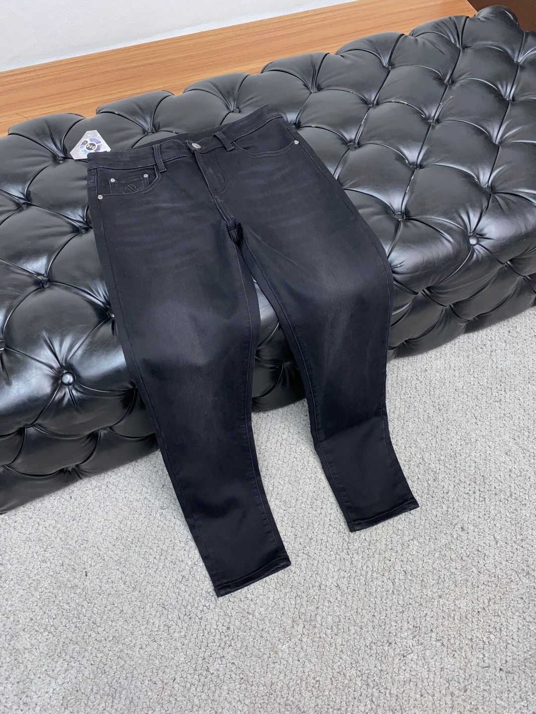  蒙口 25年秋冬新款休闲牛仔裤裤 干净利落剪裁，都市风十足 采用精纺面料手感软糯干爽，上身效果挺括有型