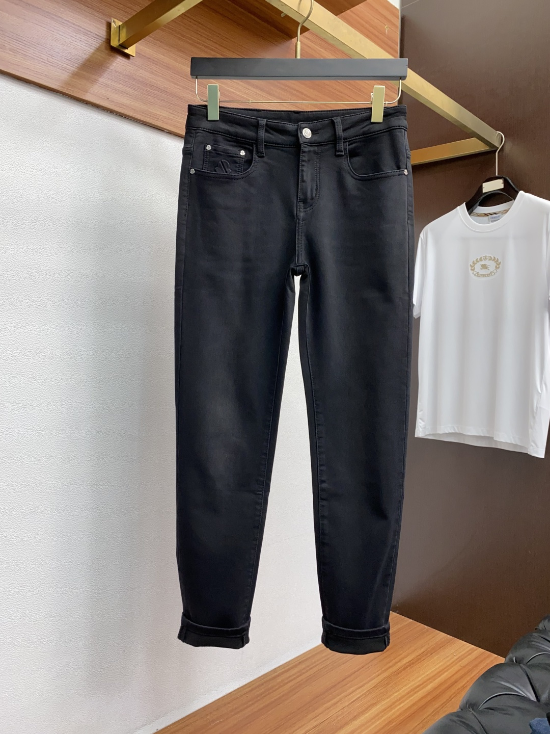  蒙口 25年秋冬新款休闲牛仔裤裤 干净利落剪裁，都市风十足 采用精纺面料手感软糯干爽，上身效果挺括有型