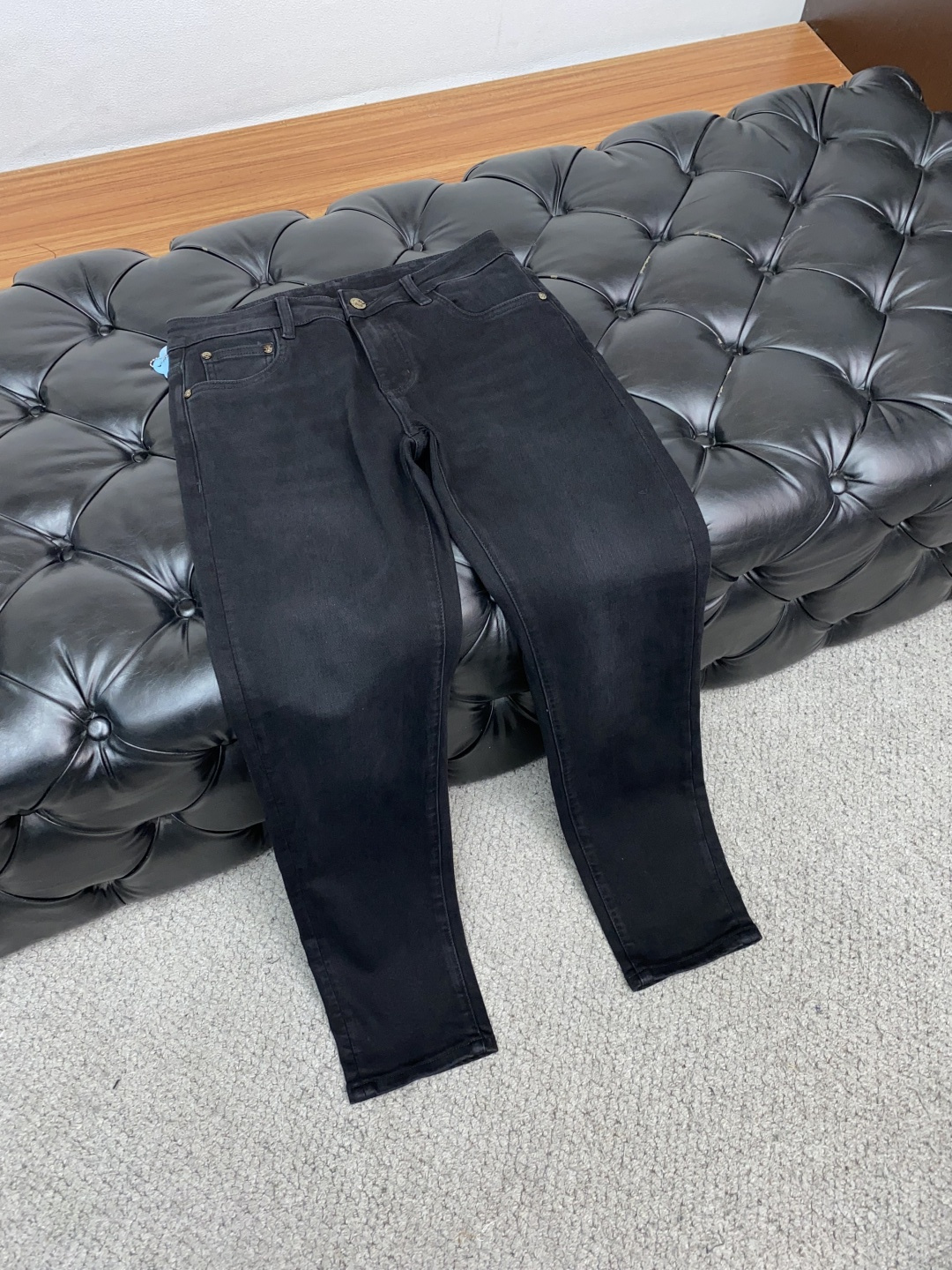 迪奥 25年秋冬新款休闲牛仔裤裤 干净利落剪裁，都市风十足 采用精纺面料手感软糯干爽，上身效果挺括有型。