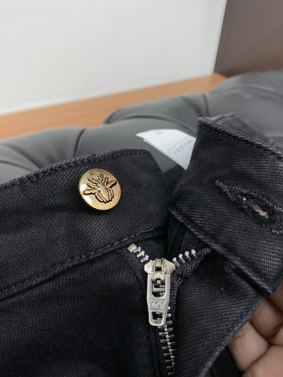 迪奥 25年秋冬新款休闲牛仔裤裤 干净利落剪裁，都市风十足 采用精纺面料手感软糯干爽，上身效果挺括有型。