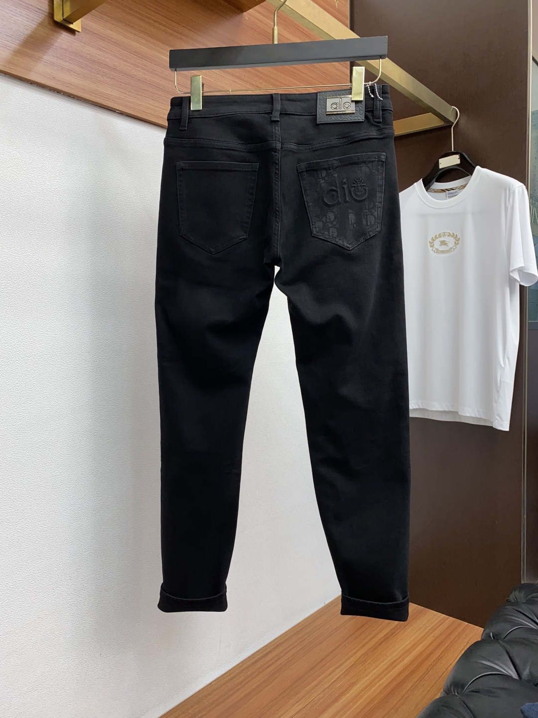 迪奥 25年秋冬新款休闲牛仔裤裤 干净利落剪裁，都市风十足 采用精纺面料手感软糯干爽，上身效果挺括有型。