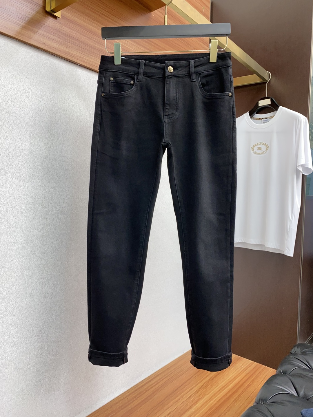 迪奥 25年秋冬新款休闲牛仔裤裤 干净利落剪裁，都市风十足 采用精纺面料手感软糯干爽，上身效果挺括有型。