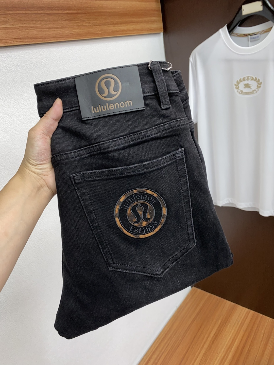 NO:528549,Lulu 25 Autumn and Winter New casual jeans pants, clean and neat tailored, full of urban style, using worsted fabrics, soft and dry feel, and the upper body effect is crisp and stylish. The hardware is exquisite, business and casual look is very good, so many top-level raw materials are created to create high-end products with unparalleled value, the first choice for high-end fashion and fashion people. Size 29-38, jeans, alexander wang19860909lulu 25年秋冬新款休闲牛仔裤裤 干净利落剪裁,都市风十足 采用精纺面料手感软糯干爽,上身效果挺括有型.五金精致,商务休闲非常好看如此众多的顶级原料,打造出价值感无与伦比的高端产品,高端潮流时尚人士首选 尺码29-38,,jeans,alexander wang,Men's clothing