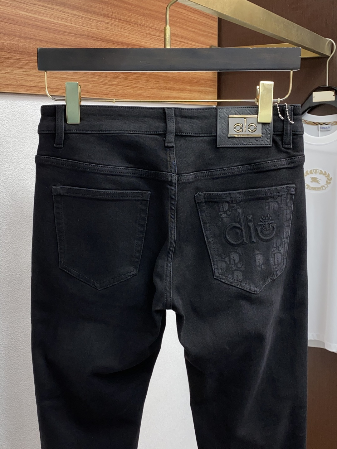 迪奥 25年秋冬新款休闲牛仔裤裤 干净利落剪裁，都市风十足 采用精纺面料手感软糯干爽，上身效果挺括有型。