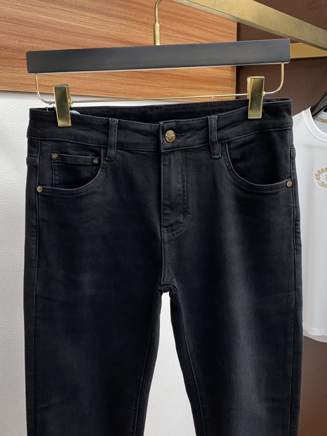 迪奥 25年秋冬新款休闲牛仔裤裤 干净利落剪裁，都市风十足 采用精纺面料手感软糯干爽，上身效果挺括有型。