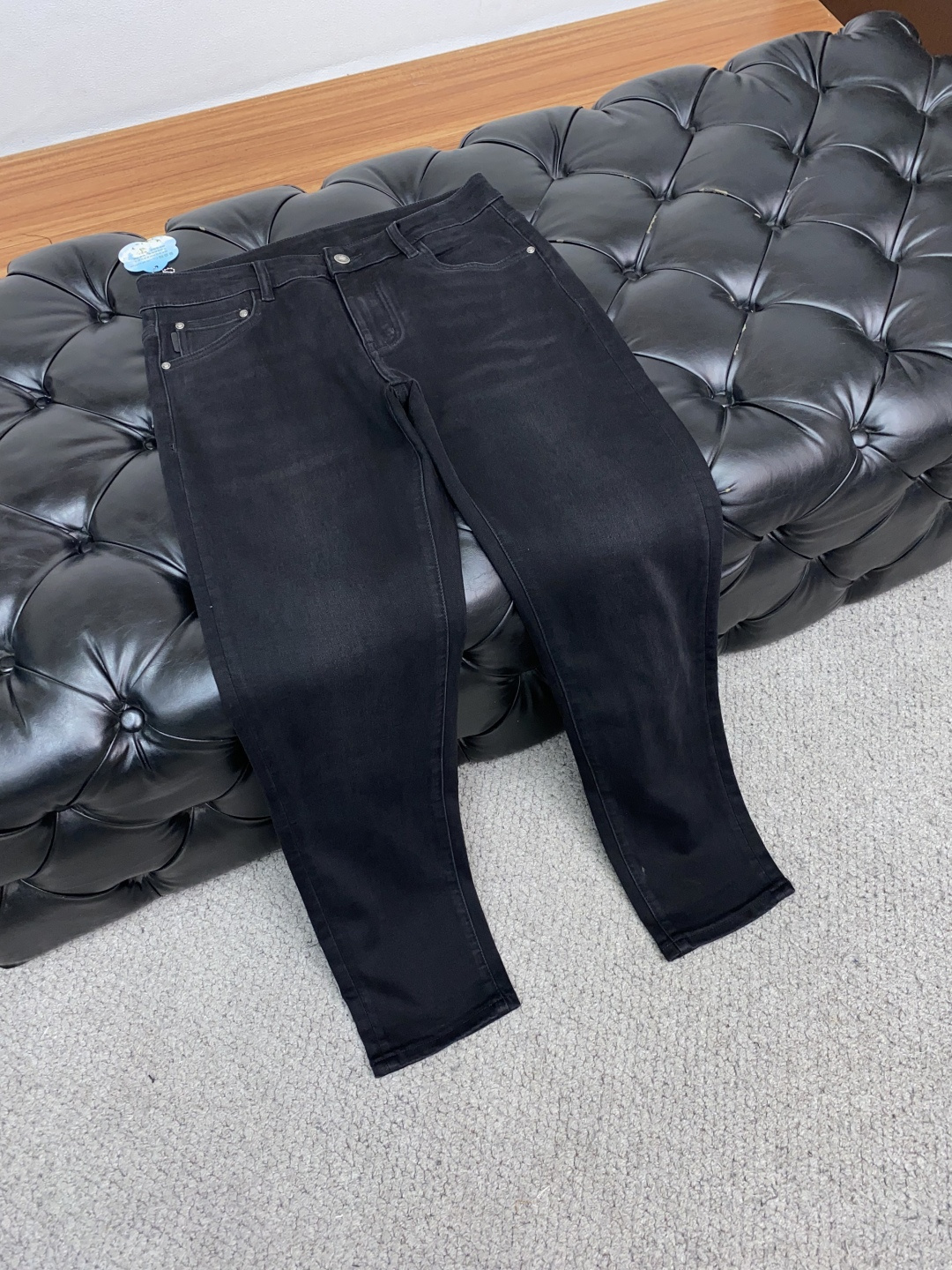  DG 25年秋冬新款休闲牛仔裤裤 干净利落剪裁，都市风十足 采用精纺面料手感软糯干爽，上身效果挺括有型