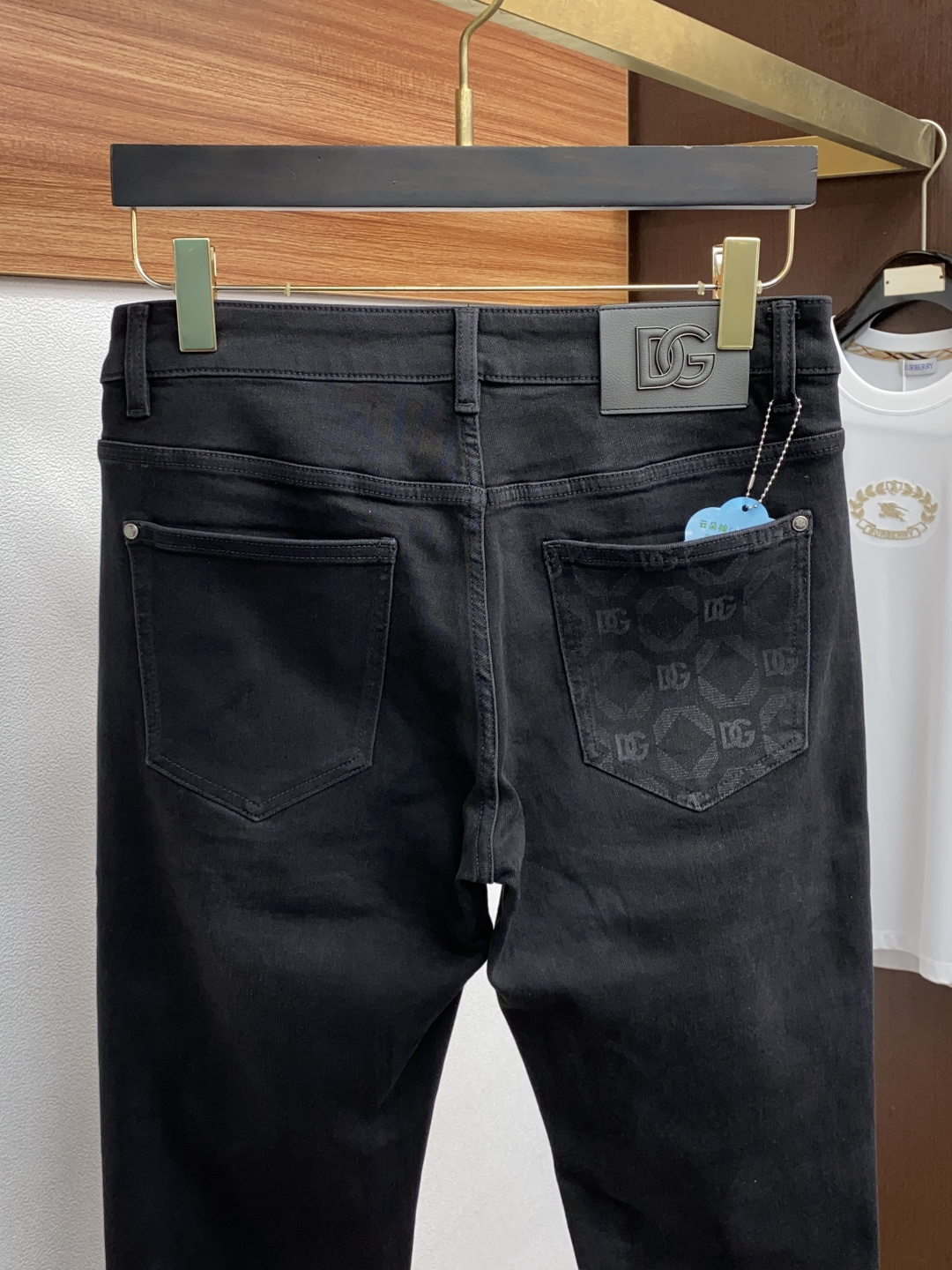  DG 25年秋冬新款休闲牛仔裤裤 干净利落剪裁，都市风十足 采用精纺面料手感软糯干爽，上身效果挺括有型