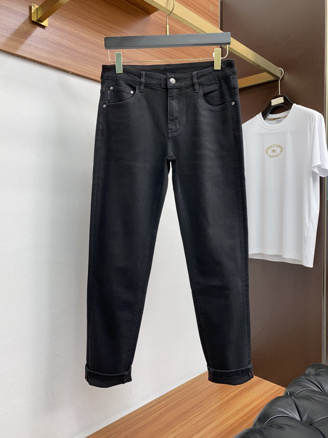  DG 25年秋冬新款休闲牛仔裤裤 干净利落剪裁，都市风十足 采用精纺面料手感软糯干爽，上身效果挺括有型