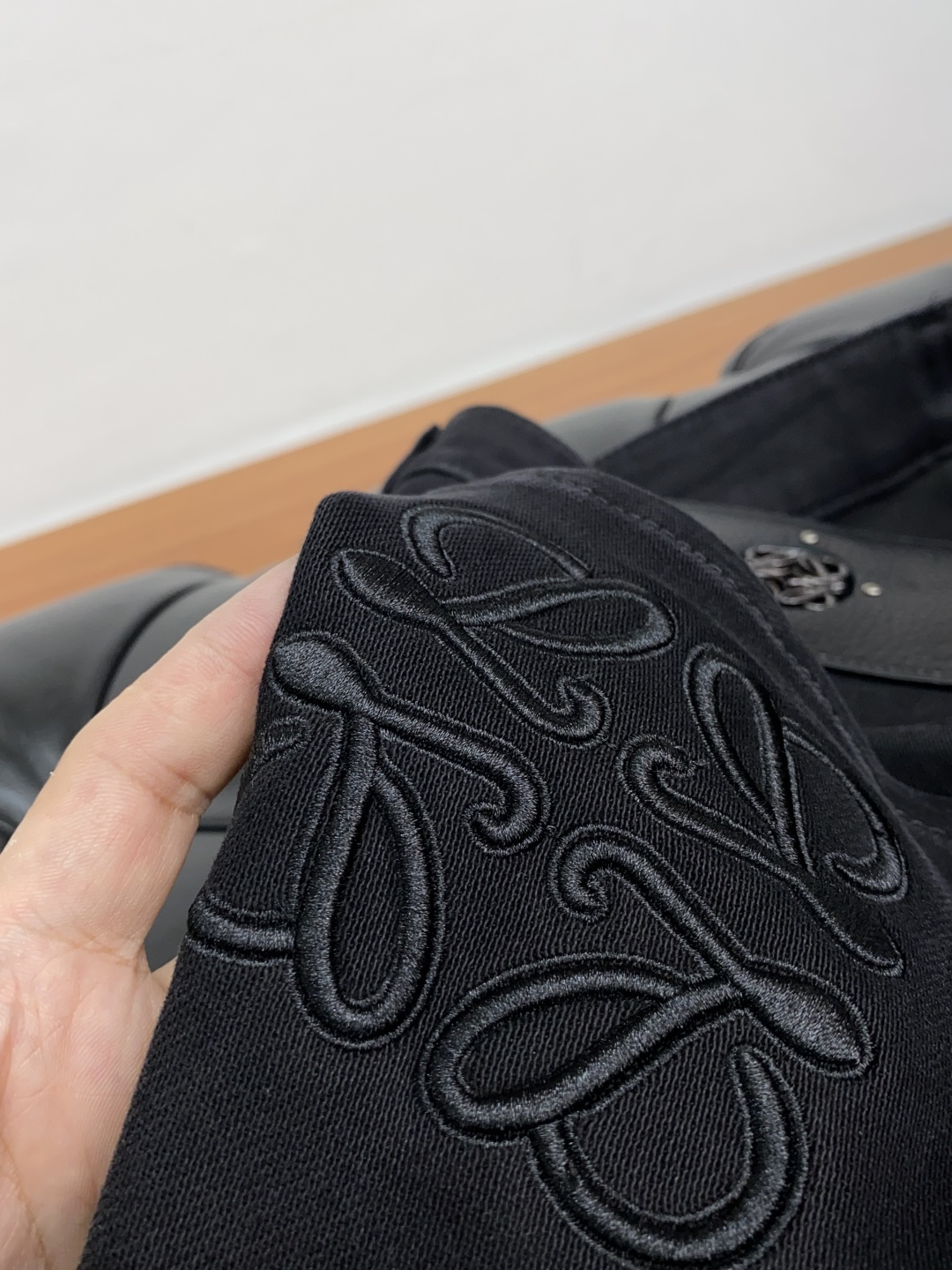  罗意威 25年秋冬新款休闲牛仔裤裤 干净利落剪裁，都市风十足 采用精纺面料手感软糯干爽，上身效果挺括有