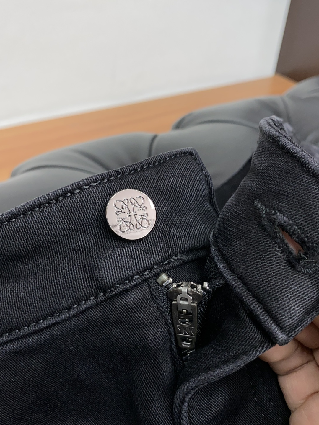  罗意威 25年秋冬新款休闲牛仔裤裤 干净利落剪裁，都市风十足 采用精纺面料手感软糯干爽，上身效果挺括有