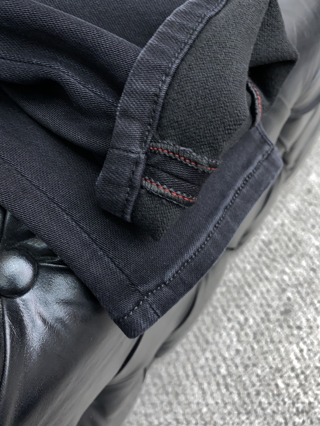  罗意威 25年秋冬新款休闲牛仔裤裤 干净利落剪裁，都市风十足 采用精纺面料手感软糯干爽，上身效果挺括有