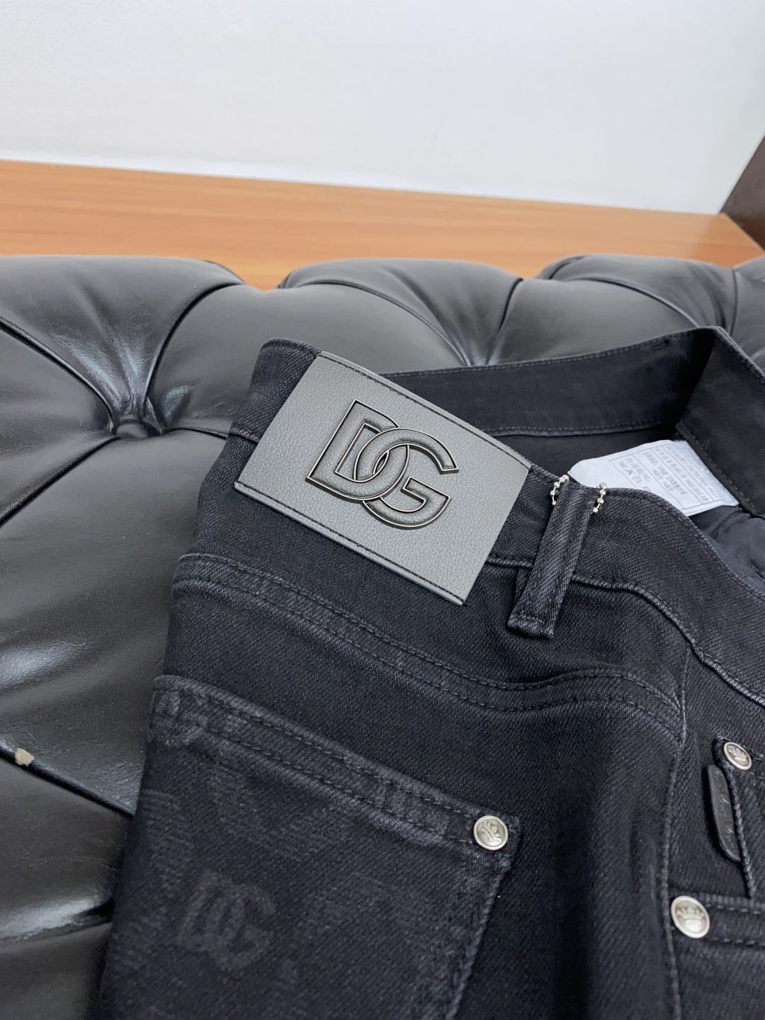  DG 25年秋冬新款休闲牛仔裤裤 干净利落剪裁，都市风十足 采用精纺面料手感软糯干爽，上身效果挺括有型