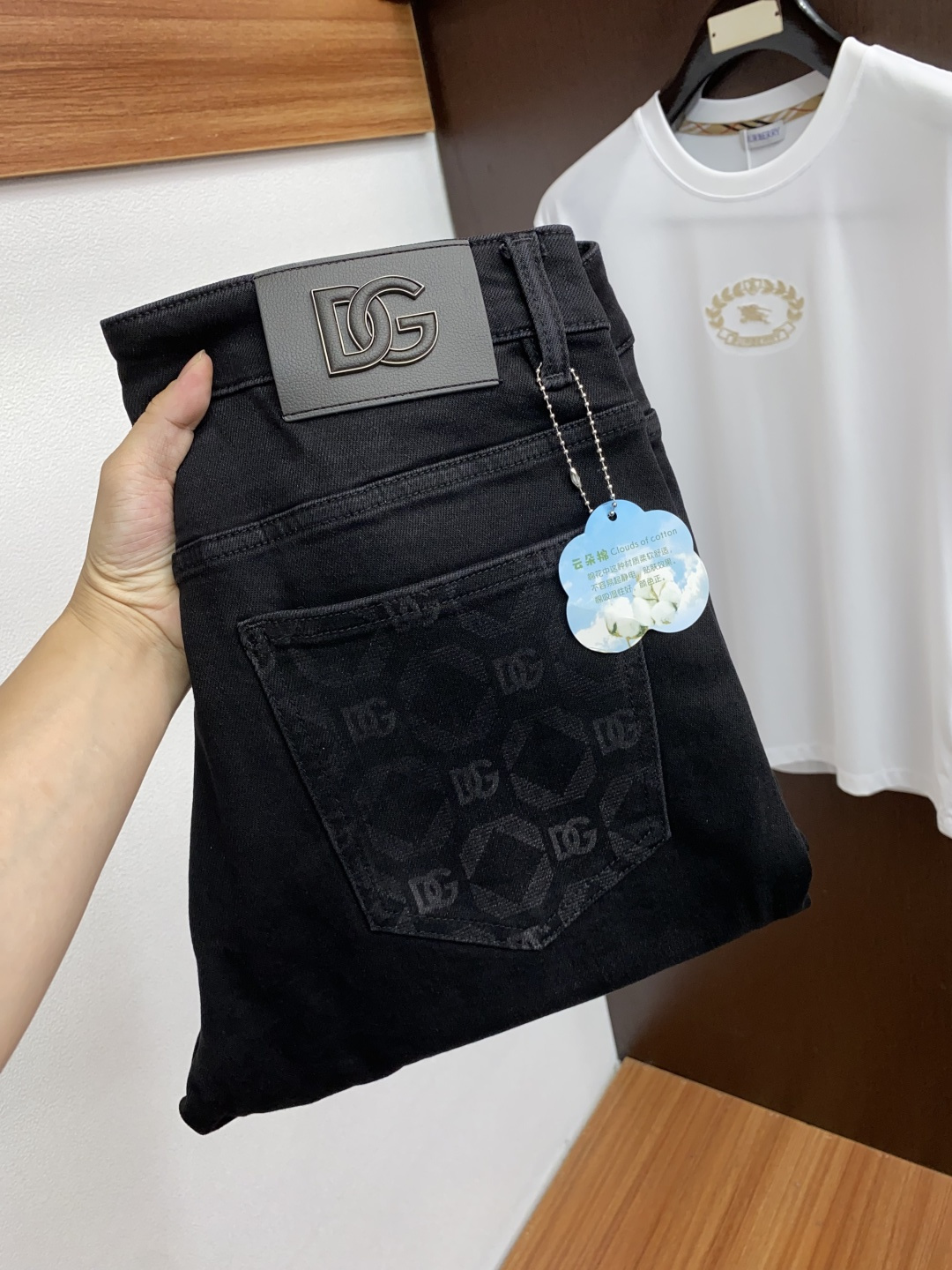 NO:528557,DG 25 Autumn and Winter New casual jeans pants, clean and neat tailored, full of urban style, uses worsted fabric to feel soft and dry, and the upper body has a crisp and stylish effect. The hardware is exquisite, business and casual, and so many top-level raw materials, creating high-end products with unparalleled value, the first choice for high-end fashion and fashion people. Size 29-38, jeans, alexander wang19860909DG 25年秋冬新款休闲牛仔裤裤 干净利落剪裁,都市风十足 采用精纺面料手感软糯干爽,上身效果挺括有型.五金精致,商务休闲非常好看如此众多的顶级原料,打造出价值感无与伦比的高端产品,高端潮流时尚人士首选 尺码29-38,,jeans,alexander wang,Men's clothing