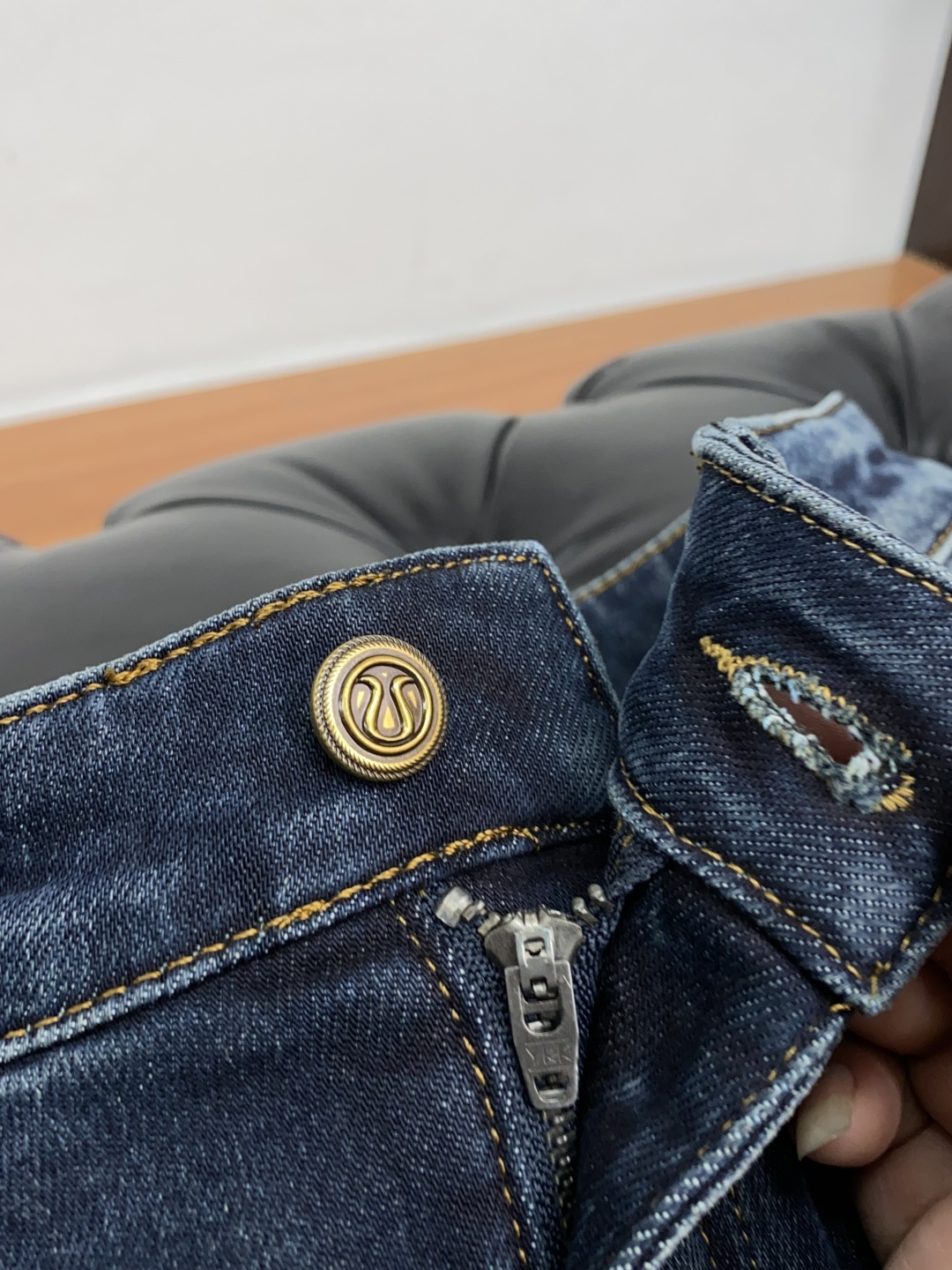  LUlu 25年秋冬新款休闲牛仔裤裤 干净利落剪裁，都市风十足 采用精纺面料手感软糯干爽，上身效果挺括