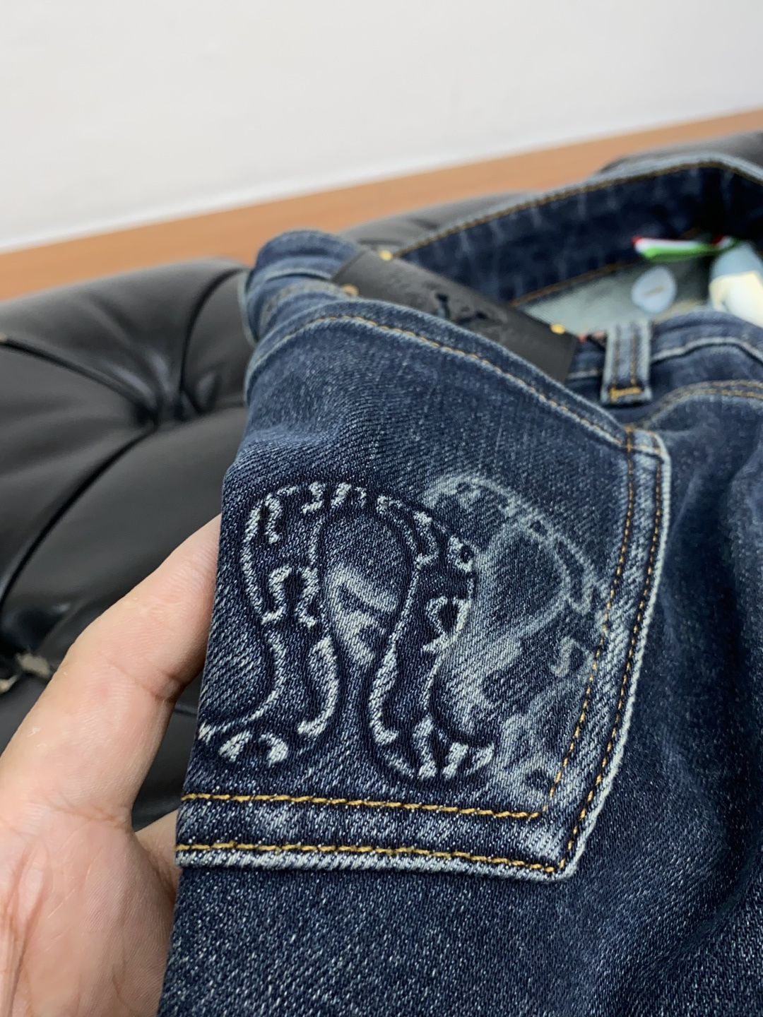  LUlu 25年秋冬新款休闲牛仔裤裤 干净利落剪裁，都市风十足 采用精纺面料手感软糯干爽，上身效果挺括