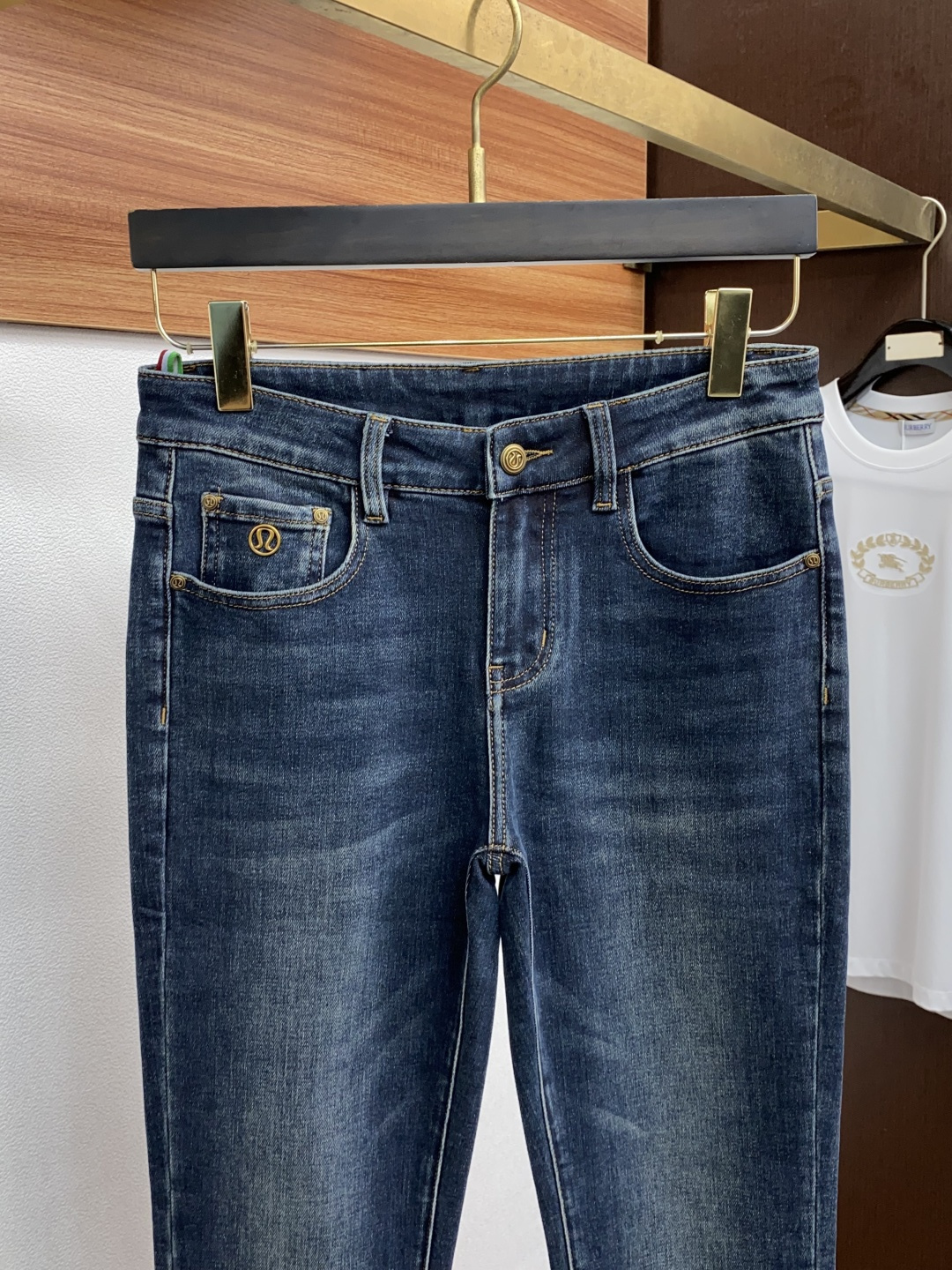  LUlu 25年秋冬新款休闲牛仔裤裤 干净利落剪裁，都市风十足 采用精纺面料手感软糯干爽，上身效果挺括