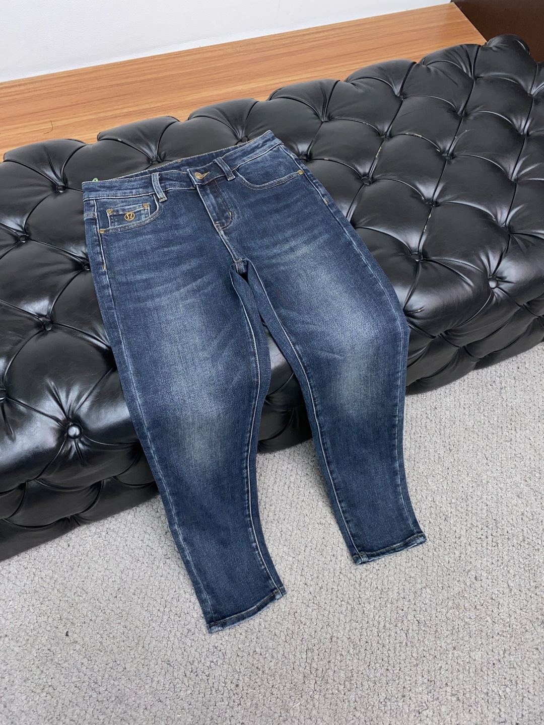  LUlu 25年秋冬新款休闲牛仔裤裤 干净利落剪裁，都市风十足 采用精纺面料手感软糯干爽，上身效果挺括