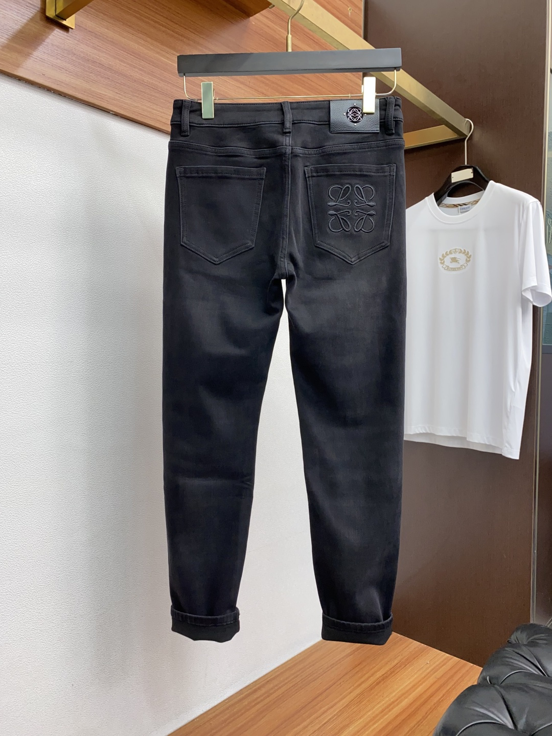  罗意威 25年秋冬新款休闲牛仔裤裤 干净利落剪裁，都市风十足 采用精纺面料手感软糯干爽，上身效果挺括有