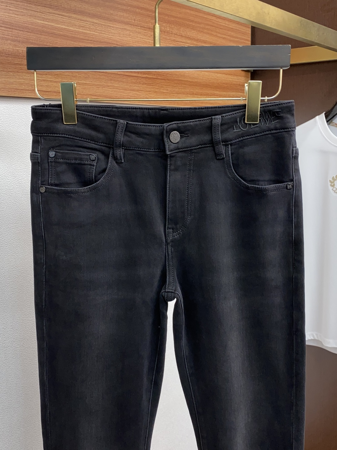  罗意威 25年秋冬新款休闲牛仔裤裤 干净利落剪裁，都市风十足 采用精纺面料手感软糯干爽，上身效果挺括有