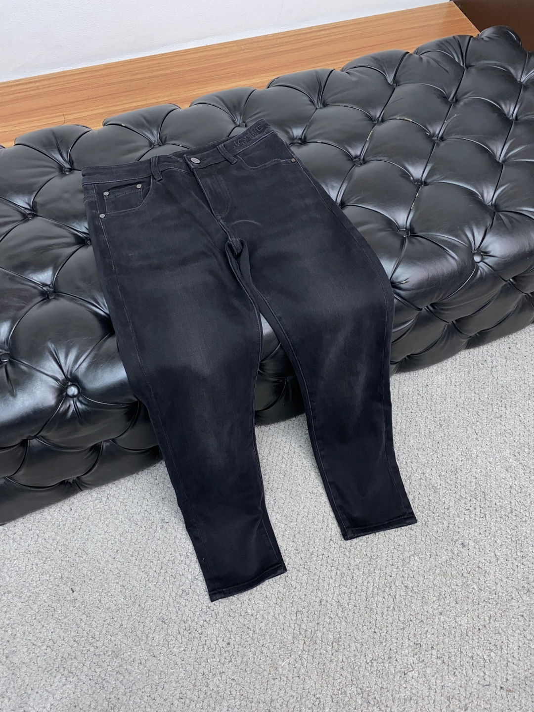  罗意威 25年秋冬新款休闲牛仔裤裤 干净利落剪裁，都市风十足 采用精纺面料手感软糯干爽，上身效果挺括有