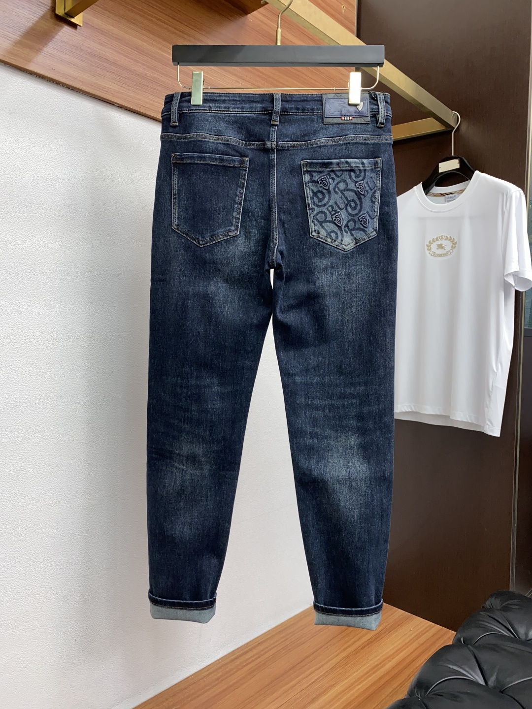  巴宝莉 25年秋冬新款休闲牛仔裤裤 干净利落剪裁，都市风十足 采用精纺面料手感软糯干爽，上身效果挺括有