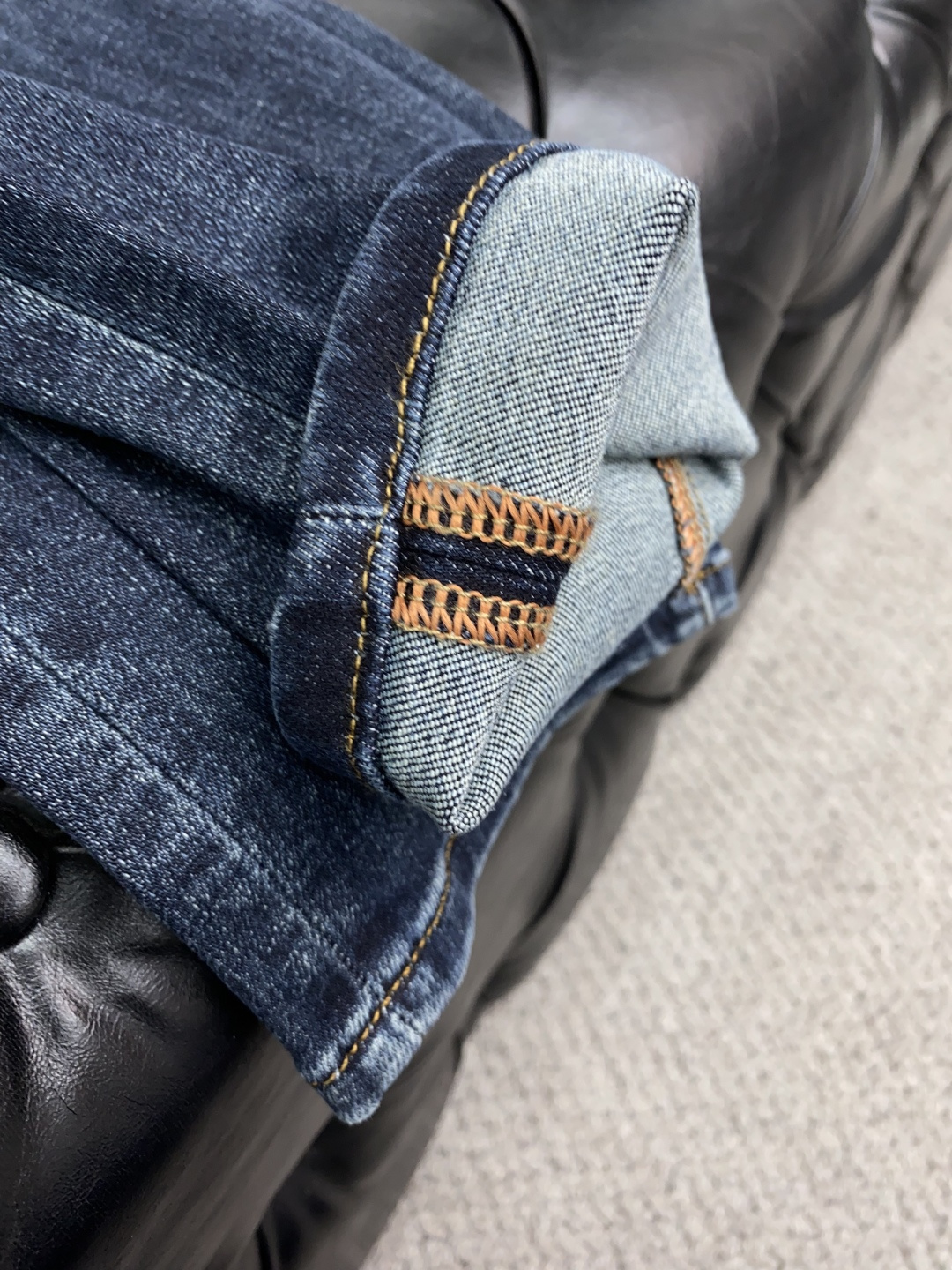  巴宝莉 25年秋冬新款休闲牛仔裤裤 干净利落剪裁，都市风十足 采用精纺面料手感软糯干爽，上身效果挺括有