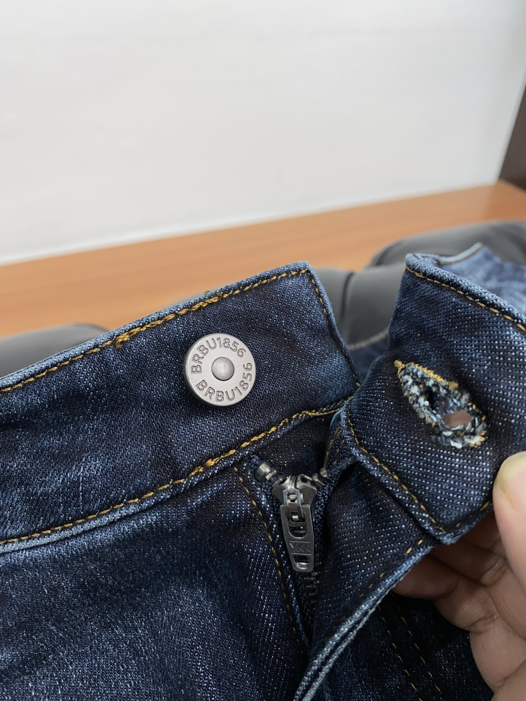  巴宝莉 25年秋冬新款休闲牛仔裤裤 干净利落剪裁，都市风十足 采用精纺面料手感软糯干爽，上身效果挺括有