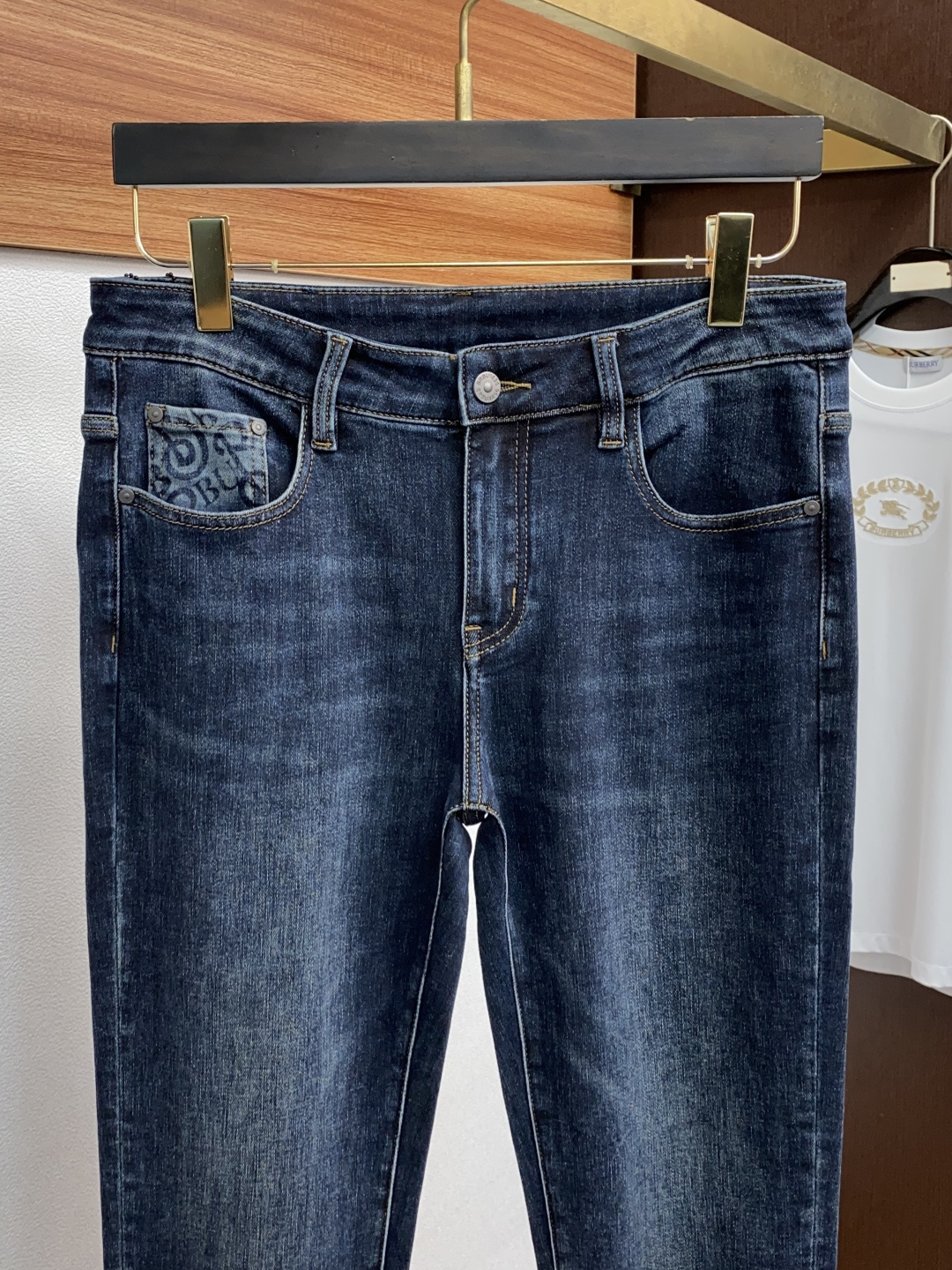  巴宝莉 25年秋冬新款休闲牛仔裤裤 干净利落剪裁，都市风十足 采用精纺面料手感软糯干爽，上身效果挺括有