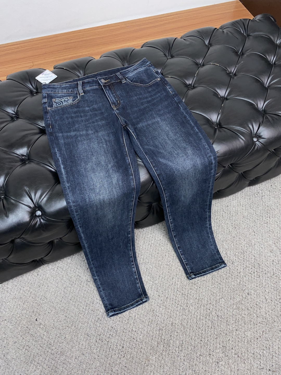  巴宝莉 25年秋冬新款休闲牛仔裤裤 干净利落剪裁，都市风十足 采用精纺面料手感软糯干爽，上身效果挺括有