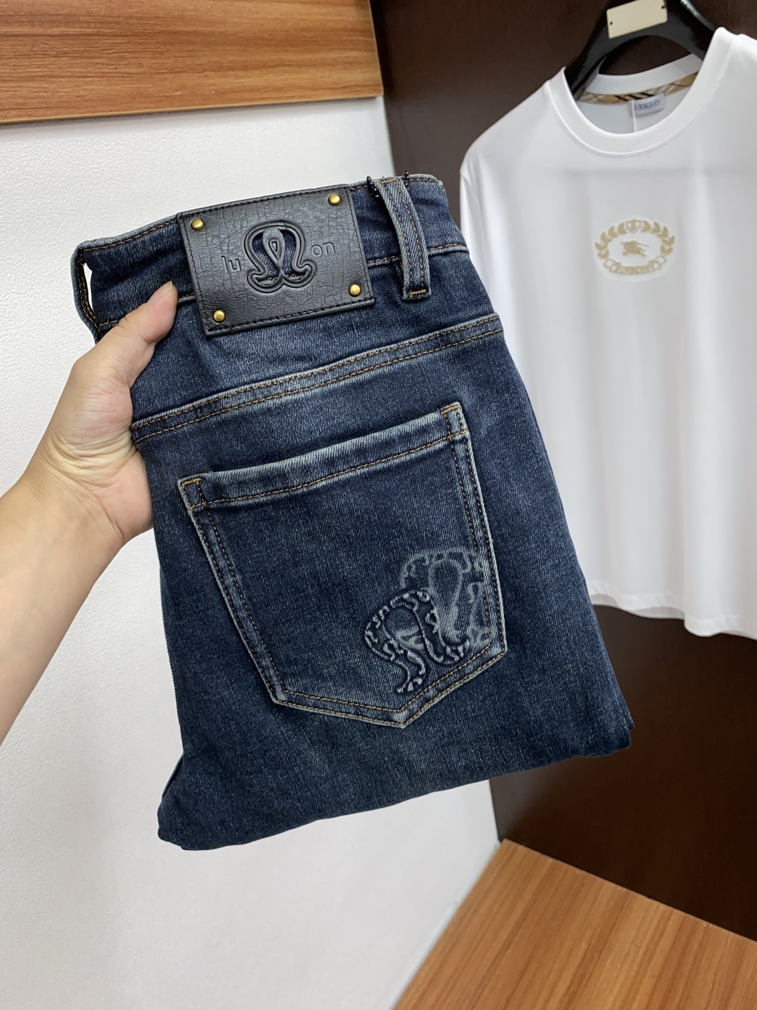 NO:528555,LUlu 25 Autumn and Winter New casual jeans pants, clean and neat tailored, full of urban style, uses worsted fabric to feel soft and dry, and the upper body has a crisp and stylish effect. The hardware is exquisite, business and casual, and so many top-level raw materials, creating high-end products with unparalleled value, the first choice for high-end fashion and fashion people. Size 29-38, jeans, alexander wang19860909LUlu 25年秋冬新款休闲牛仔裤裤 干净利落剪裁,都市风十足 采用精纺面料手感软糯干爽,上身效果挺括有型.五金精致,商务休闲非常好看如此众多的顶级原料,打造出价值感无与伦比的高端产品,高端潮流时尚人士首选 尺码29-38,,jeans,alexander wang,Men's clothing