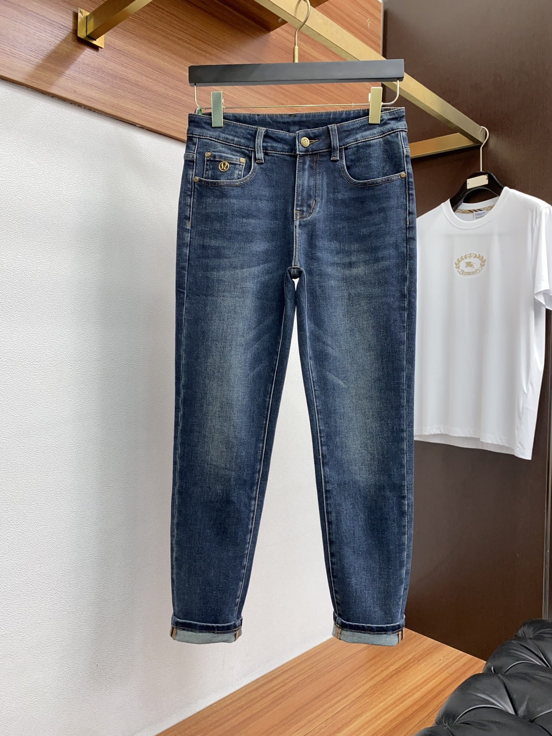  LUlu 25年秋冬新款休闲牛仔裤裤 干净利落剪裁，都市风十足 采用精纺面料手感软糯干爽，上身效果挺括