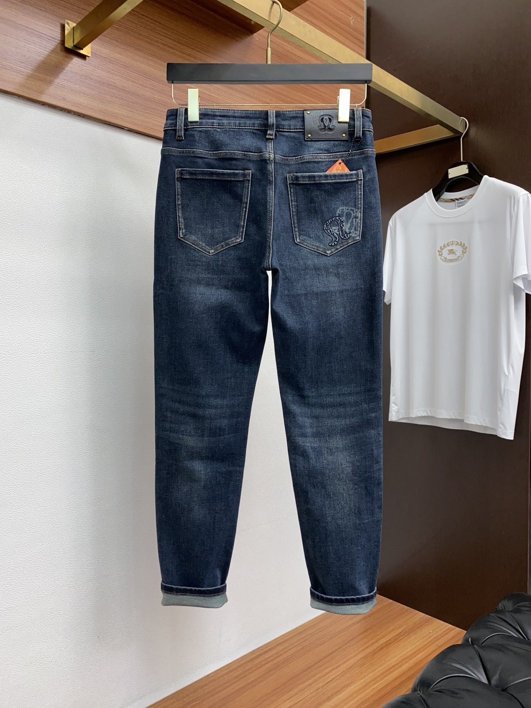  LUlu 25年秋冬新款休闲牛仔裤裤 干净利落剪裁，都市风十足 采用精纺面料手感软糯干爽，上身效果挺括