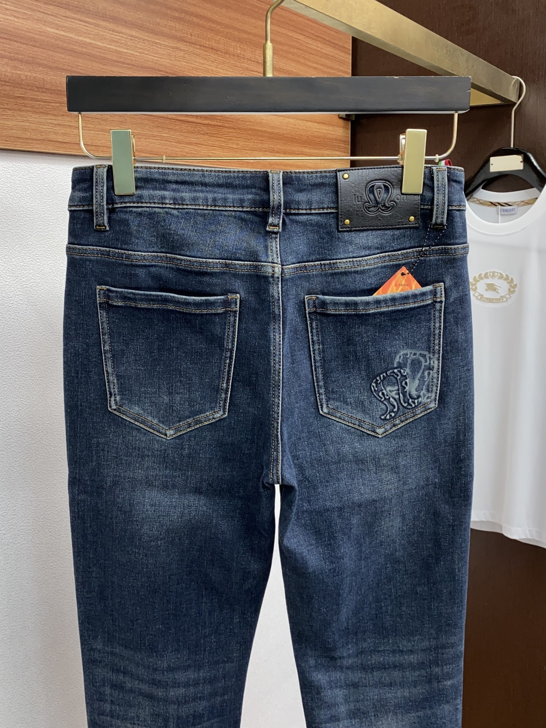  LUlu 25年秋冬新款休闲牛仔裤裤 干净利落剪裁，都市风十足 采用精纺面料手感软糯干爽，上身效果挺括